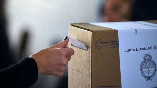 Imagen para el artículo: Las encuestas muestran a Milei con ventaja sobre Kicillof en un eventual balotaje