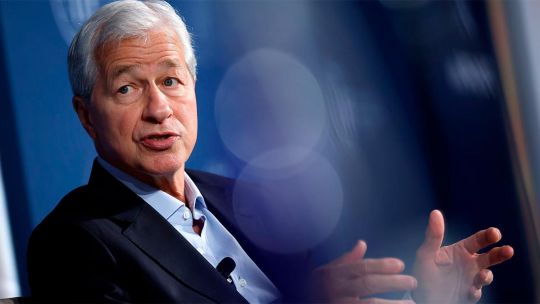 Imagen para el artículo: Jamie Dimon dice que JPMorgan contratará más especialistas en IA y menos banqueros