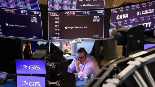 Imagen para el artículo: Wall Street rebota impulsado por la IA mientras cede el petróleo y crece la expectativa por la Fed