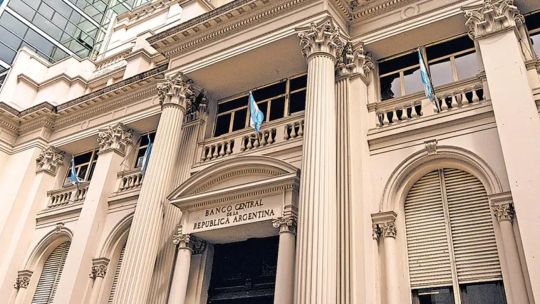 Imagen para el artículo: El Banco Central acumula reservas y busca preparar a la economía para un 2027 más exigente