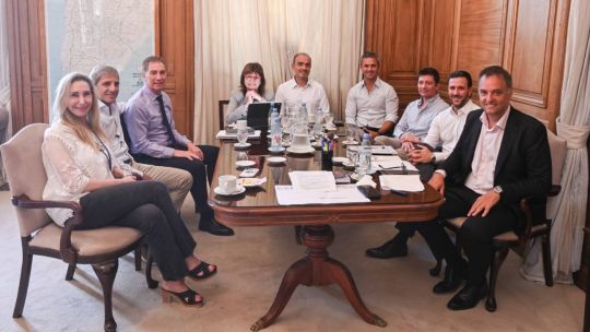 Imagen para el artículo: Fuego cruzado: Karina respalda a Menem, Caputo no se va y la Mesa Política sin fecha de reunión