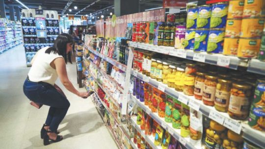 Imagen para el artículo: Los argentinos ajustan gastos para llegar a fin de mes: ¿cuáles son los consumos que resignan primero?