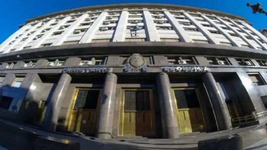 Imagen para el artículo: Evacuaron el Ministerio de Economía por amenaza de bomba