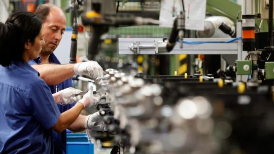 Imagen para el artículo: El salario mínimo llegó a $367.800 en junio y volvió a quedar por debajo de la inflación mensual