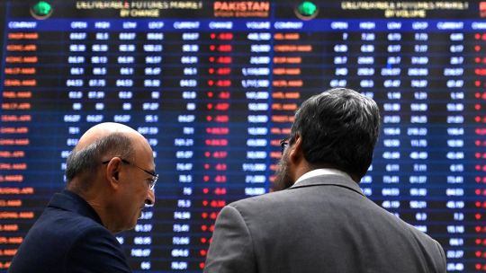 Imagen para el artículo: ADRs y bonos argentinos cayeron en Wall Street y el riesgo país se acercó a los 550 puntos