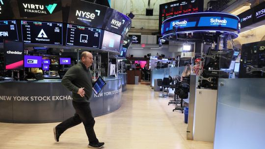 Imagen para el artículo: Se enfrían las acciones de chips en Wall Street y crecen las dudas sobre el rally de la inteligencia artificial