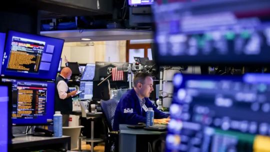 Imagen para el artículo: El Riesgo País bajó a 488 puntos básicos en un escenario global favorable para los emergentes