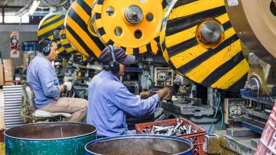 Imagen para el artículo: La industria acelera despidos por los sobrecostos energéticos que el Gobierno no quiere absorber