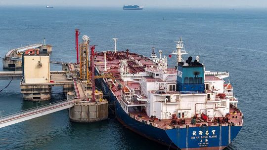 Imagen para el artículo: El petróleo cae a niveles previos a la guerra en Oriente Medio por la normalización en Ormuz