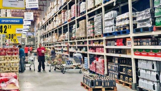 Imagen para el artículo: Las ventas en mayoristas y supermercados volvieron a caer en marzo, según el INDEC