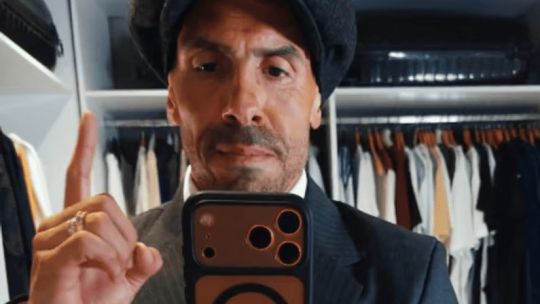 Imagen para el artículo: El cómico anuncio de Carlos Tévez para la serie Peaky Blinders: "Espiki Blindis"
