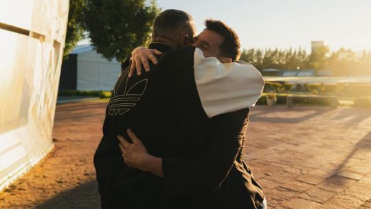 Imagen para el artículo: El abrazo de Messi y "Chiqui" Tapia que busca cerrar meses de tensión en la AFA