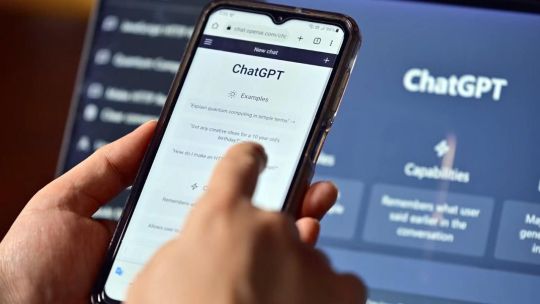 Imagen para el artículo: Investigadores comprueban que el ChatGPT está hecho para adular y que "delira"