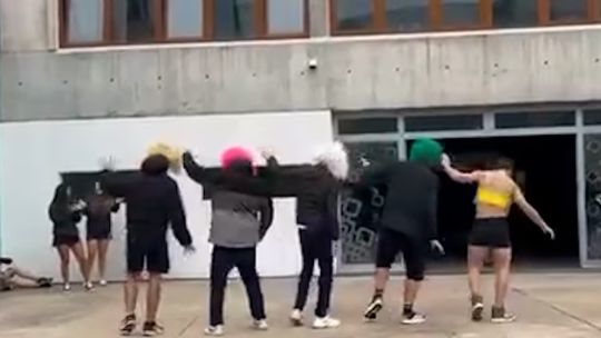 Imagen para el artículo: Polémica: en un colegio de Ramos Mejía simulan una ejecución para la entrega de buzos de egresados