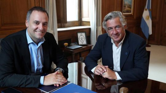 Imagen para el artículo: El escudo místico que le regaló Karina Milei a Manuel Adorni