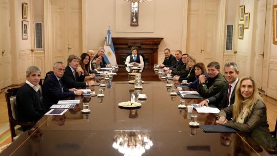 Imagen para el artículo: Efecto Adorni: las caras largas en la reunión de Gabinete en Casa Rosada