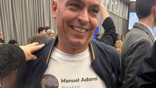 Imagen para el artículo: El diputado Esteban Paulón mostró su irónica remera dedicada a Adorni
