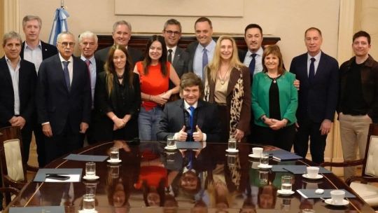 Imagen para el artículo: Salariazo mata motosierra: los ministros cobrarán 8,1 millones de pesos