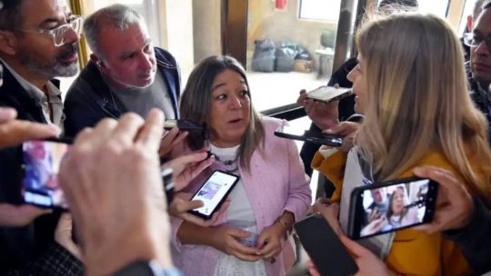 Imagen para el artículo: Polémica por el celular de la escribana de Adorni: ¿por qué no lo entregó a la Justicia?