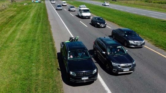 Imagen para el artículo: Circulación por banquina en Argentina: una infracción grave que sigue siendo frecuente en rutas y autopistas