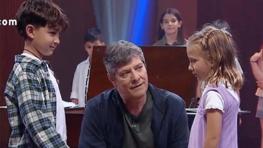 Imagen para el artículo: Viral: Pergolini mostró a niños intentando usar aparatos de otra época