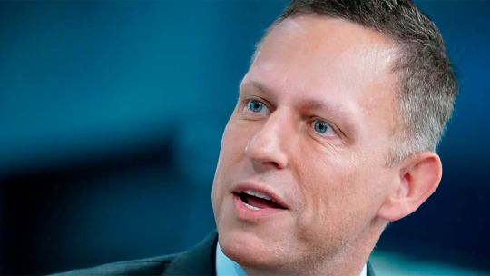 Imagen para el artículo: Por qué Thiel eligió Argentina: baja de impuestos, "afinidad con Milei" y la sombra de Palantir en el Estado