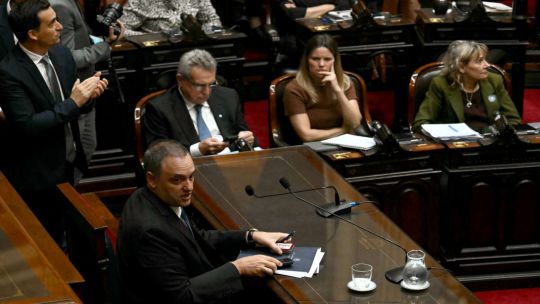 Imagen para el artículo: El oficialismo quiere “pisarle” la sesión de hoy a la oposición para blindar a Adorni