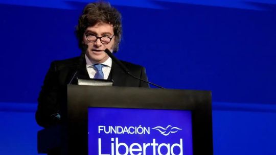 Imagen para el artículo: La escena fake del discurso de Milei que fue furor en redes