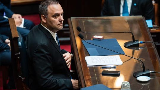 Imagen para el artículo: Adorni, el salvavidas de plomo: anticipo de la tapa de NOTICIAS