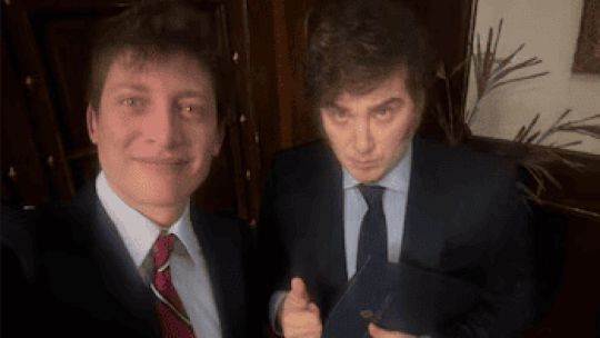 Imagen para el artículo: Distensión en el Gobierno: los aplaudidores de Karina Milei saludaron a Santiago Caputo