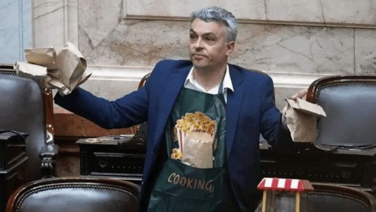 Imagen para el artículo: El diputado socialista Esteban Paulón causó furor con su pochoclera en el Congreso