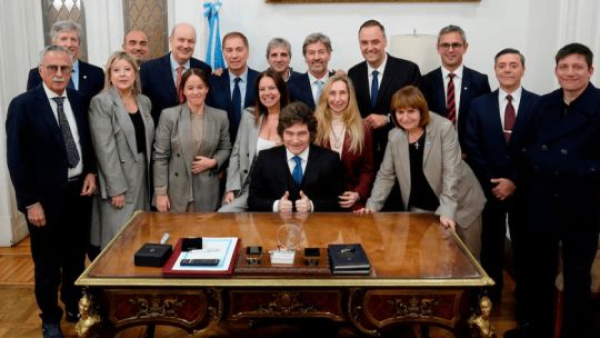 Imagen para el artículo: Tras las muestras de apoyo, Adorni agradece "al mejor gabinete de la historia de la humanidad"