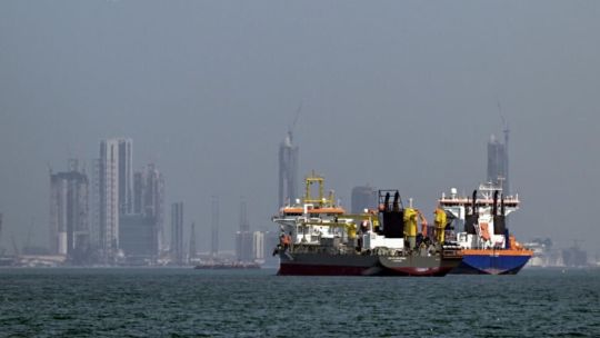 Imagen para el artículo: Los primeros petroleros reanudan el cruce por el estrecho de Ormuz tras la tregua entre EE.UU. e Irán