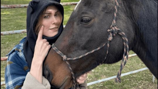 Imagen para el artículo: Lilia Lemoine terminó con el pómulo hinchado por "cabalgar a pelo"