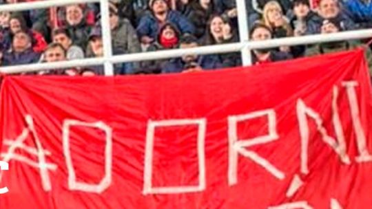 Imagen para el artículo: "Adorni ladrón": la bandera contra el jefe de Gabinete en la cancha de San Lorenzo
