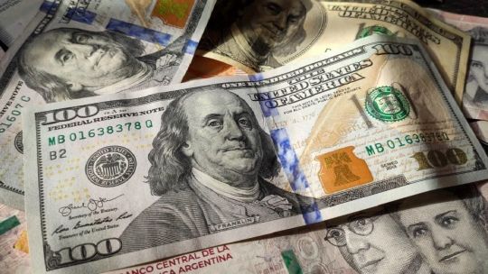 Imagen para el artículo: Los ahorristas compran dólares pero quedan en los bancos