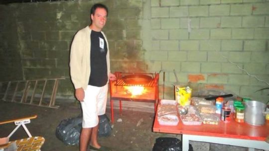 Imagen para el artículo: La foto de las modestas parrilladas que Adorni preparaba antes de ser funcionario