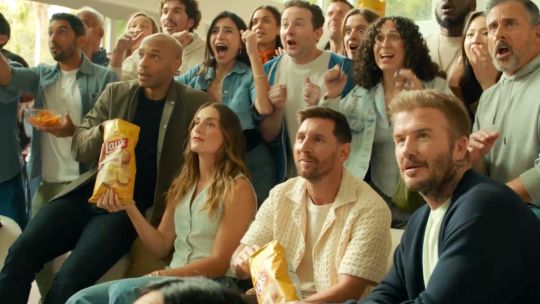 Imagen para el artículo: La publicidad de papas fritas que juntó a Messi, Beckham y Steve Carell