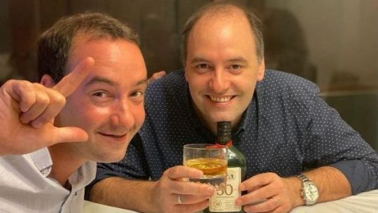 Imagen para el artículo: Antes del poder: la foto de un Adorni calvo y tomando un whisky barato