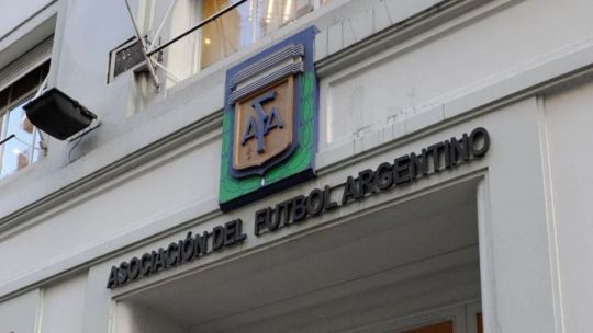 Imagen para el artículo: El video de la sede de la AFA cerrada al momento de recibir una notificación judicial