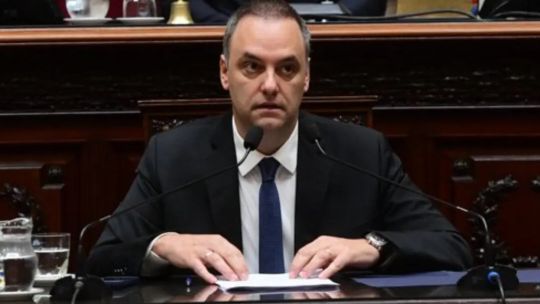 Imagen para el artículo: Encuesta: Manuel Adorni tiene 64,5 por ciento de imagen negativa y 16 de positiva
