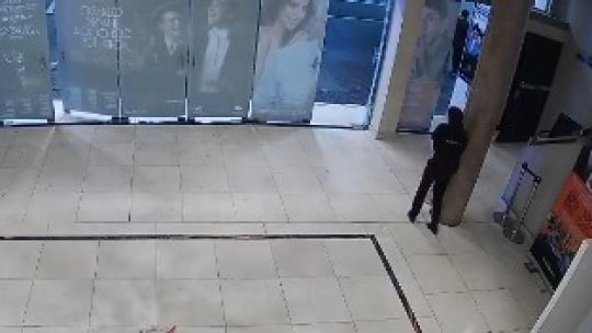 Imagen para el artículo: Video: ¿un fantasma en el teatro? Se abrió y rompió una puerta en el Multitabaris