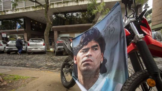 Imagen para el artículo: Otra jornada de tensión en el juicio por la muerte de Maradona: Burlando pidió la detención de una testigo por falso testimonio