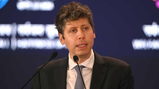 Imagen para el artículo: Sam Altman cambia el tono sobre la IA y anticipa un mundo donde la inteligencia se pagará “como la electricidad”