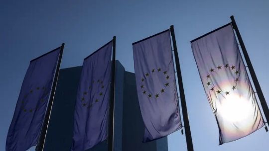 Imagen para el artículo: La UE acelera la entrada en vigor de acuerdo comercial con Estados Unidos por presión de Trump