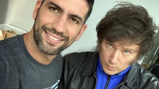 Imagen para el artículo: Insólito: el diputado Quintar quiere usar su auto Tesla para su campaña a gobernador