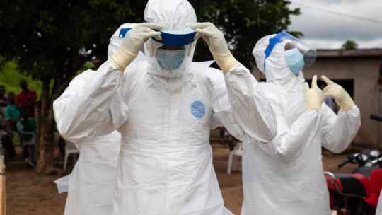 Imagen para el artículo: El jefe de la OMS llegó al epicentro del brote de ébola en Congo mientras crece la alerta mundial