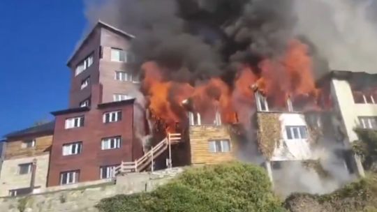 Imagen para el artículo: Incendio en Bariloche: se prendió fuego el histórico Hotel Huemul frente al lago Nahuel Huapi