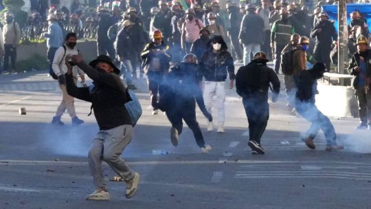 Imagen para el artículo: Rodrigo Paz acorralado: marchas y violentos choques en La Paz exigen la renuncia del presidente