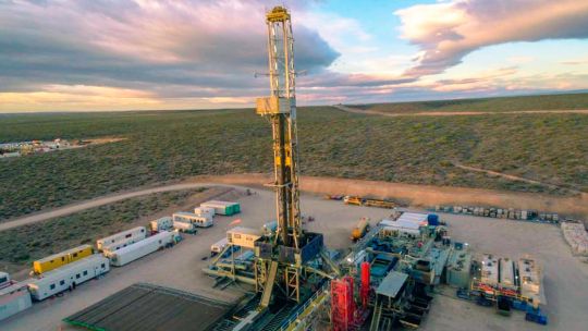 Imagen para el artículo: El petróleo volvió a superar los u$s 90: qué impacto puede tener en los combustibles y en la economía argentina